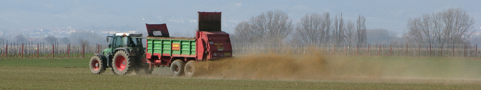 Traktor im Feld bringt Festmist aus @Dr. Fritsch